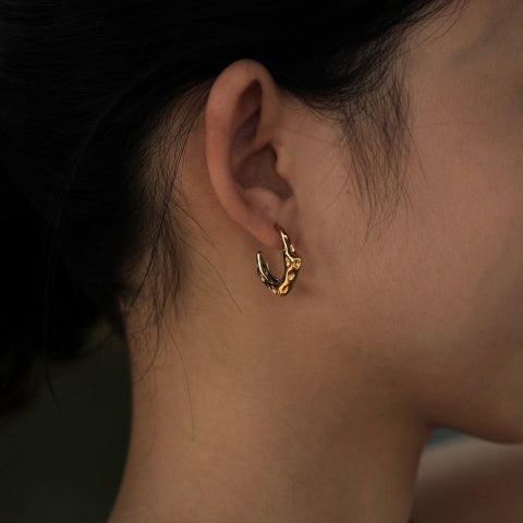 Boucles d'oreilles créoles mini SADE en plaqué or martelé