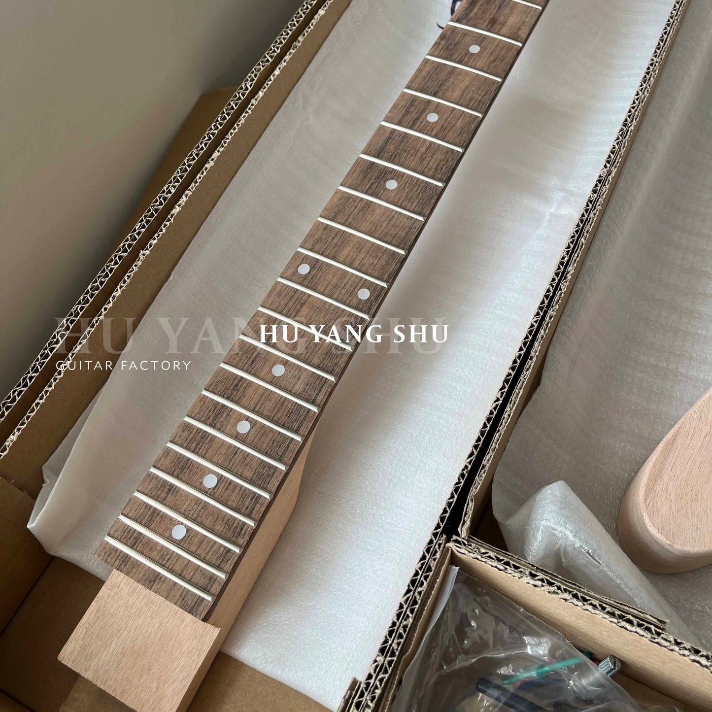 Kit Guitare Électrique DIY - Corps, Manche, Touche, Chevalet en Noyer sur Mesure - Fabriqué en Bois de Noyer - Livraison Gratuite
