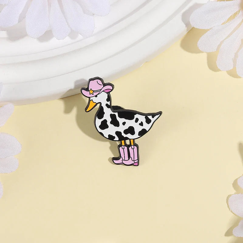 Broche en émail de canard de vache rose, bottes de Cowboy de canard occidental, broche d'animal d'oie idiot, Badge de revers, bijoux amusants, cadeau pour amis