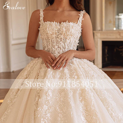 Robe de mariée de bal exquise brodée d'appliques avec col carré, perles et bretelles spaghetti, coupe princesse, sur mesure