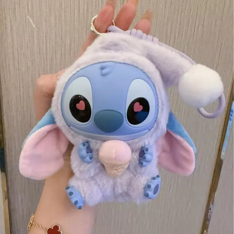 Plein d'amusement Même si Stitch a sommeil, il veut quand même croquer dans la peluche en vinyle de la boîte surprise Stitch.