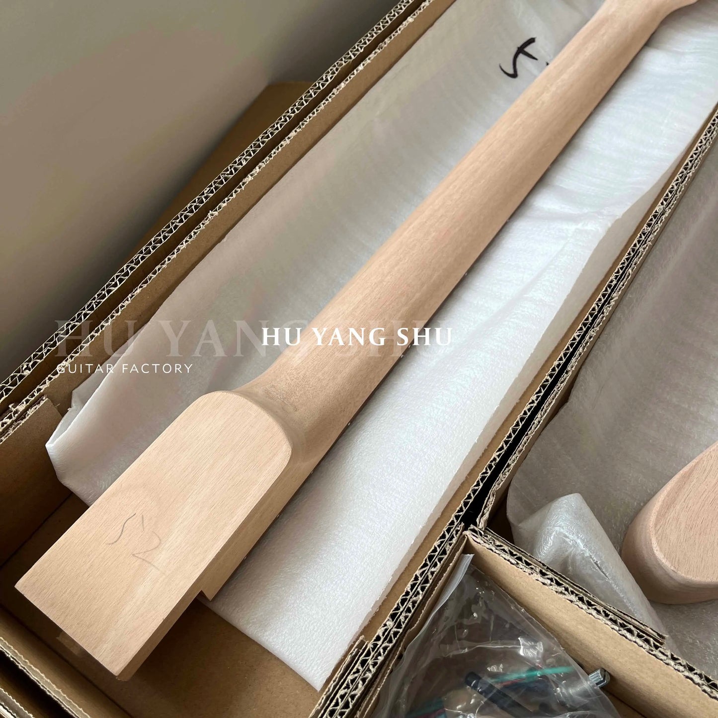 Kit Guitare Électrique DIY - Corps, Manche, Touche, Chevalet en Noyer sur Mesure - Fabriqué en Bois de Noyer - Livraison Gratuite