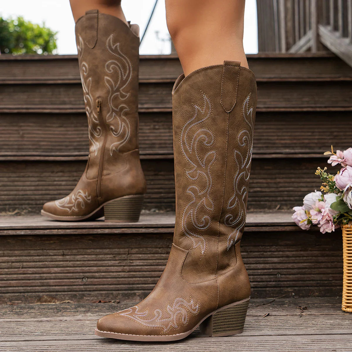 Bottes de cowboy occidentales rétro brodées pour femmes, bout pointu, talon bloc haut, fausse couverture avec doublure en tissu et semelle TPR, fermeture éclair C