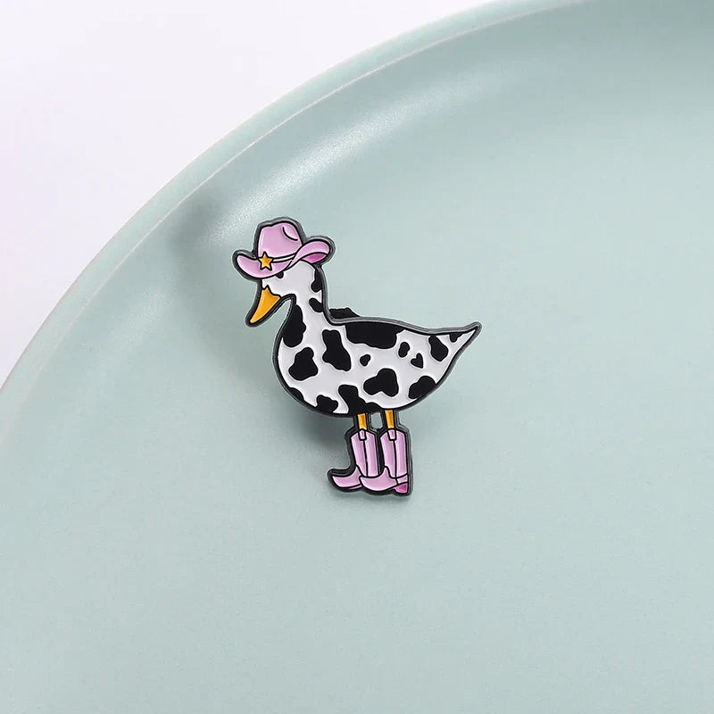 Broche en émail de canard de vache rose, bottes de Cowboy de canard occidental, broche d'animal d'oie idiot, Badge de revers, bijoux amusants, cadeau pour amis