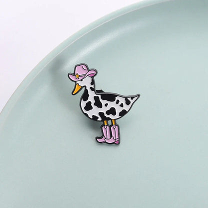 Broche en émail de canard de vache rose, bottes de Cowboy de canard occidental, broche d'animal d'oie idiot, Badge de revers, bijoux amusants, cadeau pour amis