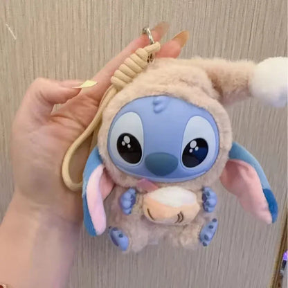 Plein d'amusement Même si Stitch a sommeil, il veut quand même croquer dans la peluche en vinyle de la boîte surprise Stitch.