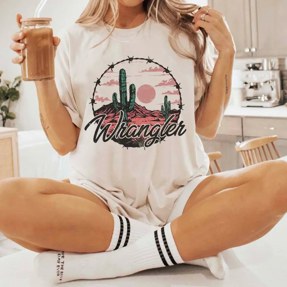 Chemise western en détresse, imprimé dessin animé tendance, nouveau style d'été, voyage et loisirs, col rond, haut basique et polyvalent pour femme, imprimé T-S
