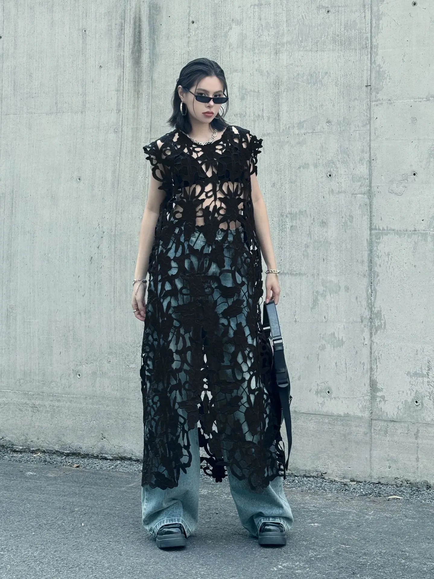 [EWQ] Chic belle Robe européenne à la mode femmes vêtements crochet à motifs découpe Robe sans manches Robe noire 2025 été nouveau