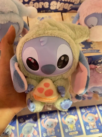 Plein d'amusement Même si Stitch a sommeil, il veut quand même croquer dans la peluche en vinyle de la boîte surprise Stitch.