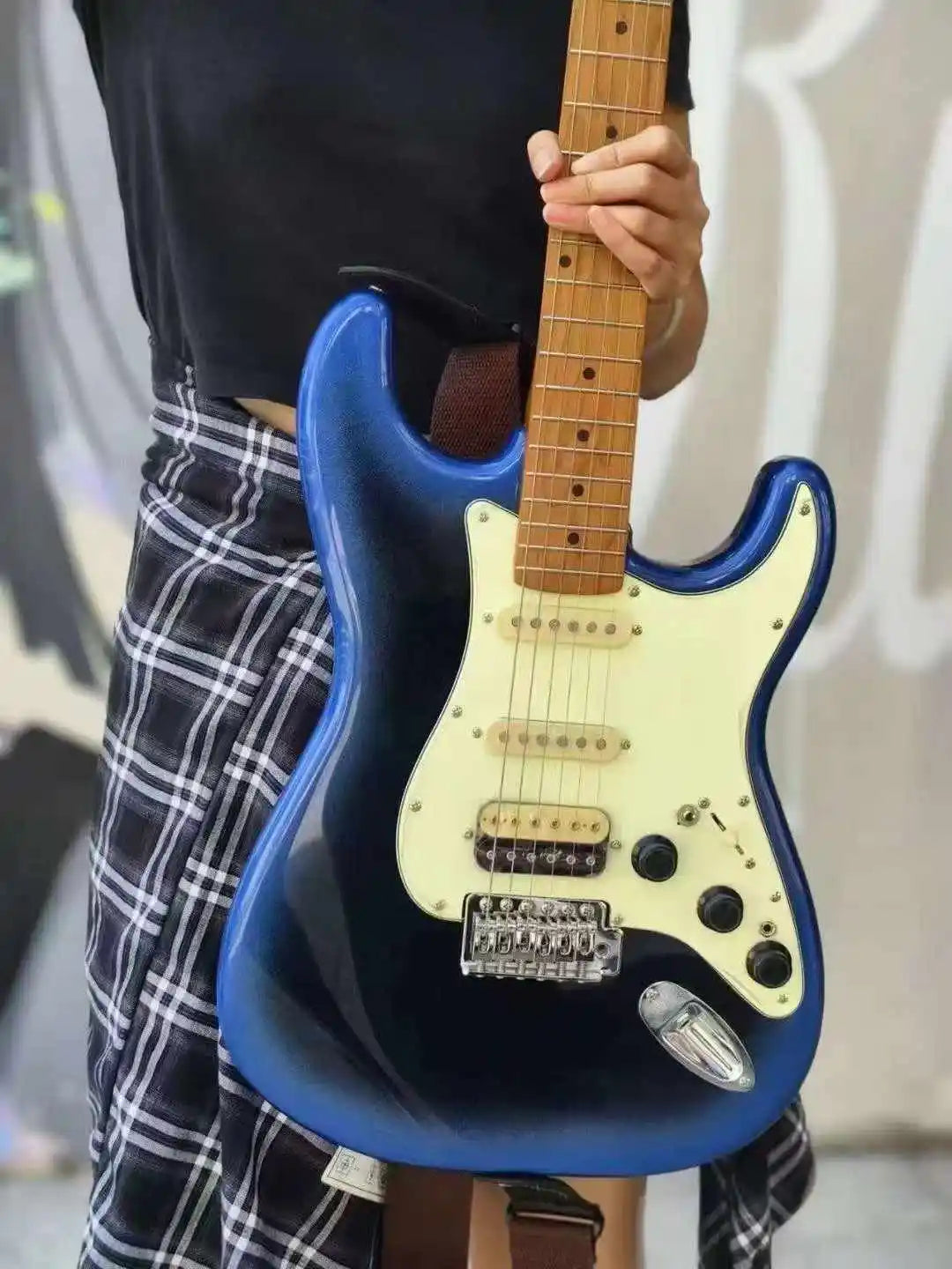Rechargeable Connected Smart Electric Guitar with Built-in Effects