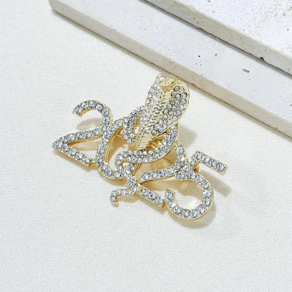 Broches serpent du zodiaque Vintage, strass créatifs pour hommes et femmes, vêtements animaux, bijoux cadeaux du nouvel an, nouvelle collection 2025