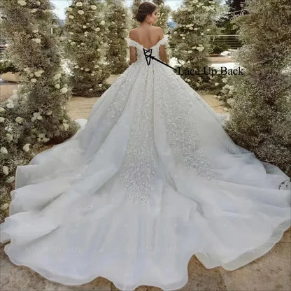 Robes de mariée princesse avec jupe volumineuse, bustier en cœur, épaules dénudées, en dentelle brodée de sequins brillants, sur mesure.