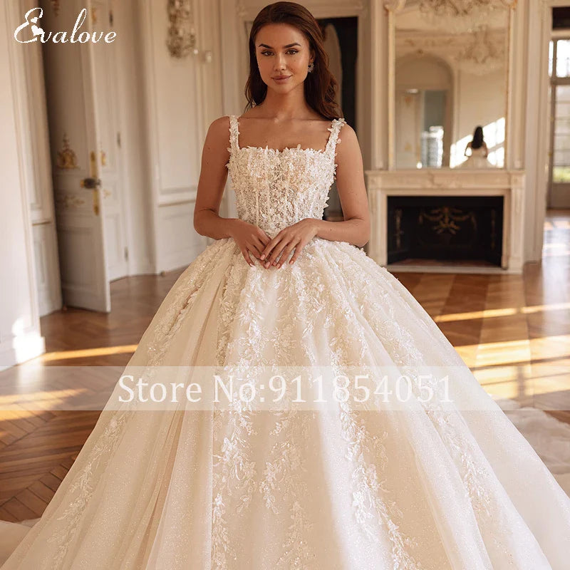 Robe de mariée de bal exquise brodée d'appliques avec col carré, perles et bretelles spaghetti, coupe princesse, sur mesure