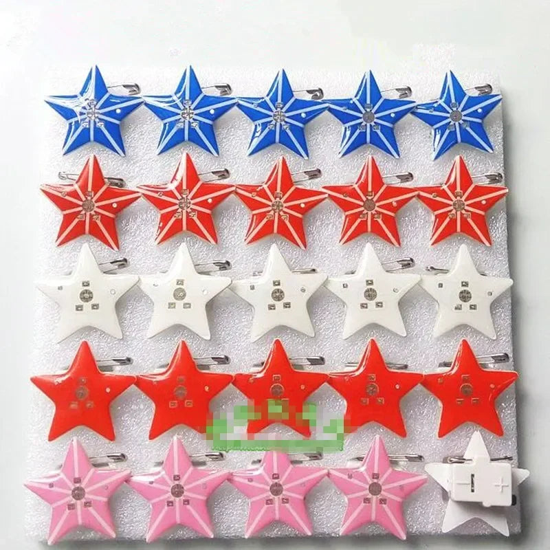 25pcs Broche Lumineux LED Clignotant Amour Fête Dessin Animé Badge Lumineux Cadeau Cosplay Noël Mariage Festival Halloween
