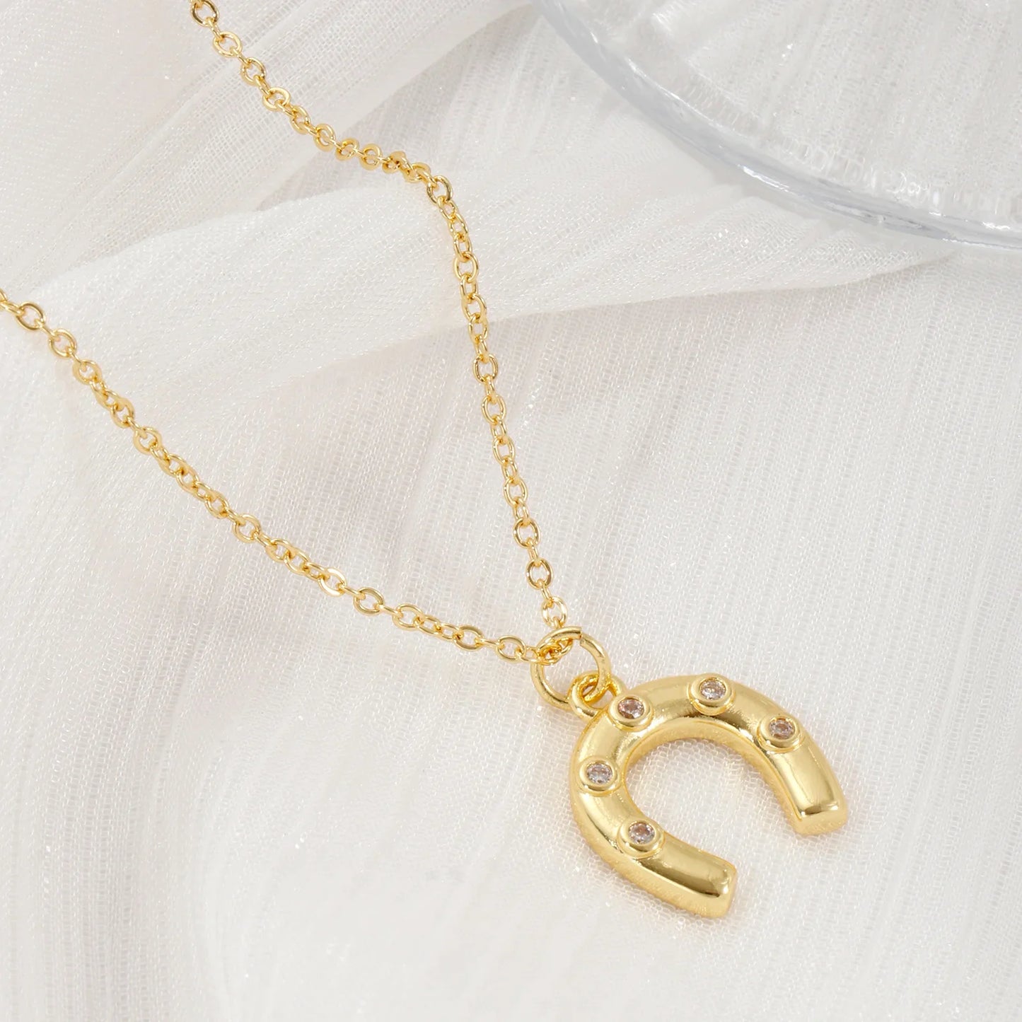 1 Collier à breloques élégant en forme de fer à cheval porte-bonheur en laiton plaqué or 18 carats pour femme