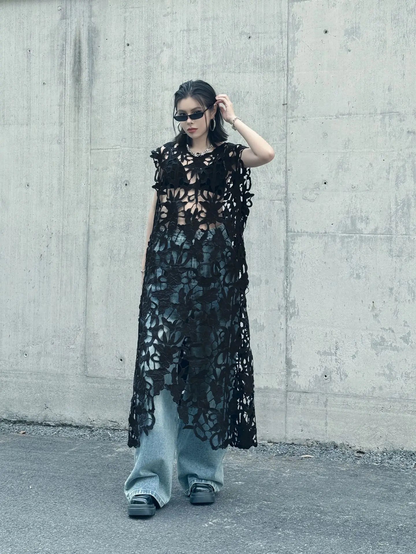 [EWQ] Chic belle Robe européenne à la mode femmes vêtements crochet à motifs découpe Robe sans manches Robe noire 2025 été nouveau