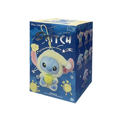 Plein d'amusement Même si Stitch a sommeil, il veut quand même croquer dans la peluche en vinyle de la boîte surprise Stitch.