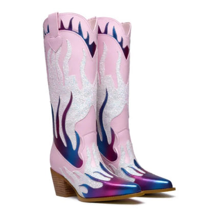 Bottes western métallisées pour femme avec bout pointu, hauteur mi-mollet à genou, design scintillant et coloré. Un look cowgirl stylé.
