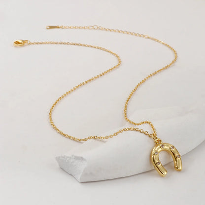 1 Collier à breloques élégant en forme de fer à cheval porte-bonheur en laiton plaqué or 18 carats pour femme
