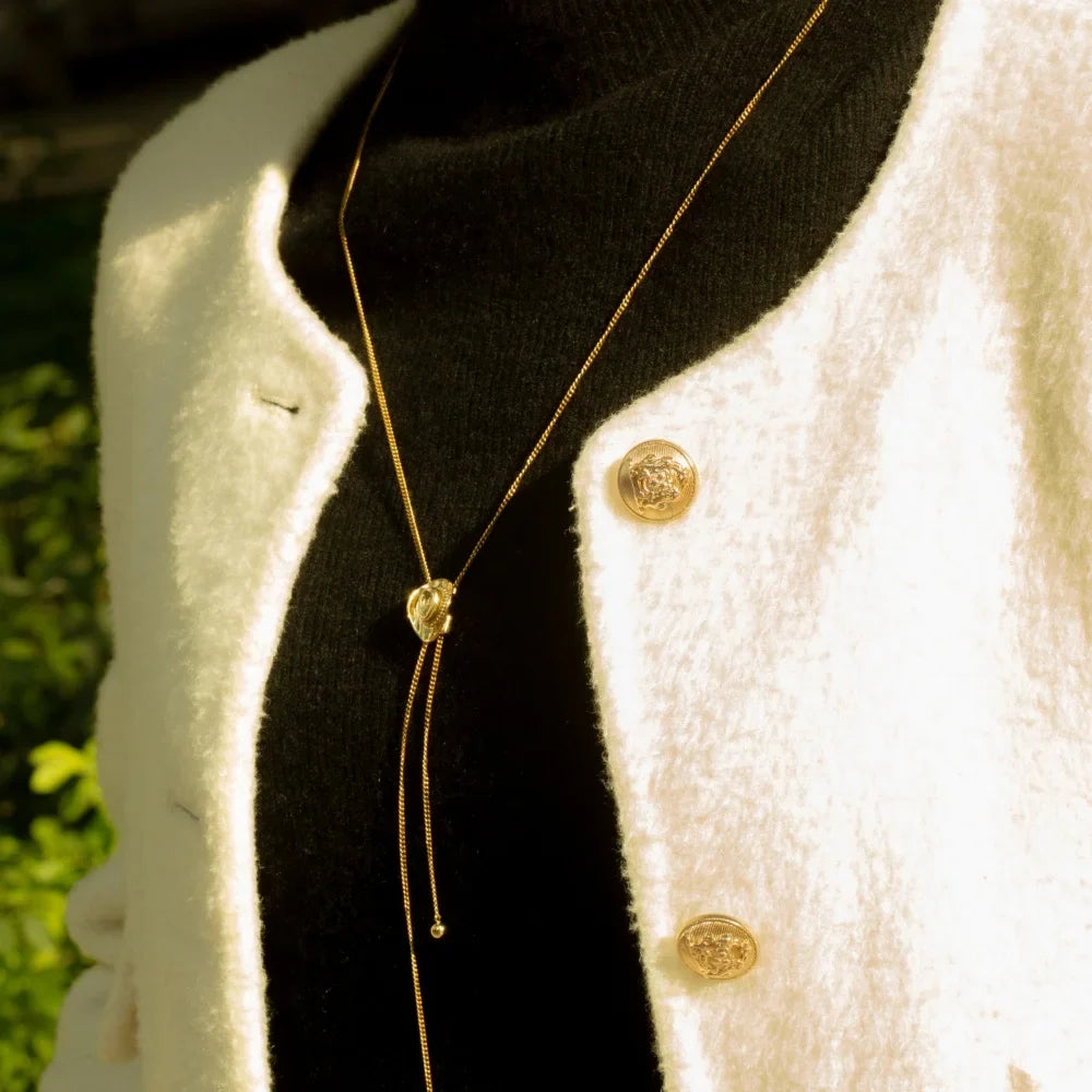 MEDFOLY Collier Chapeau de Cowgirl Western en Or pour Femmes Acier Inoxydable Anti-allergie Bolo Tie Cravate Cowboy Collier Long Western