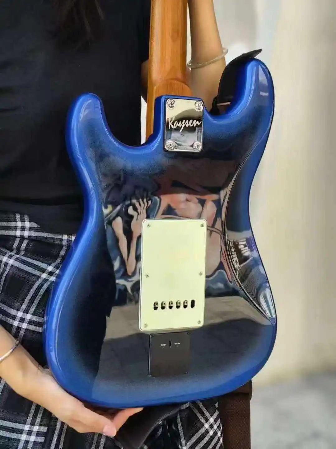 Rechargeable Connected Smart Electric Guitar with Built-in Effects