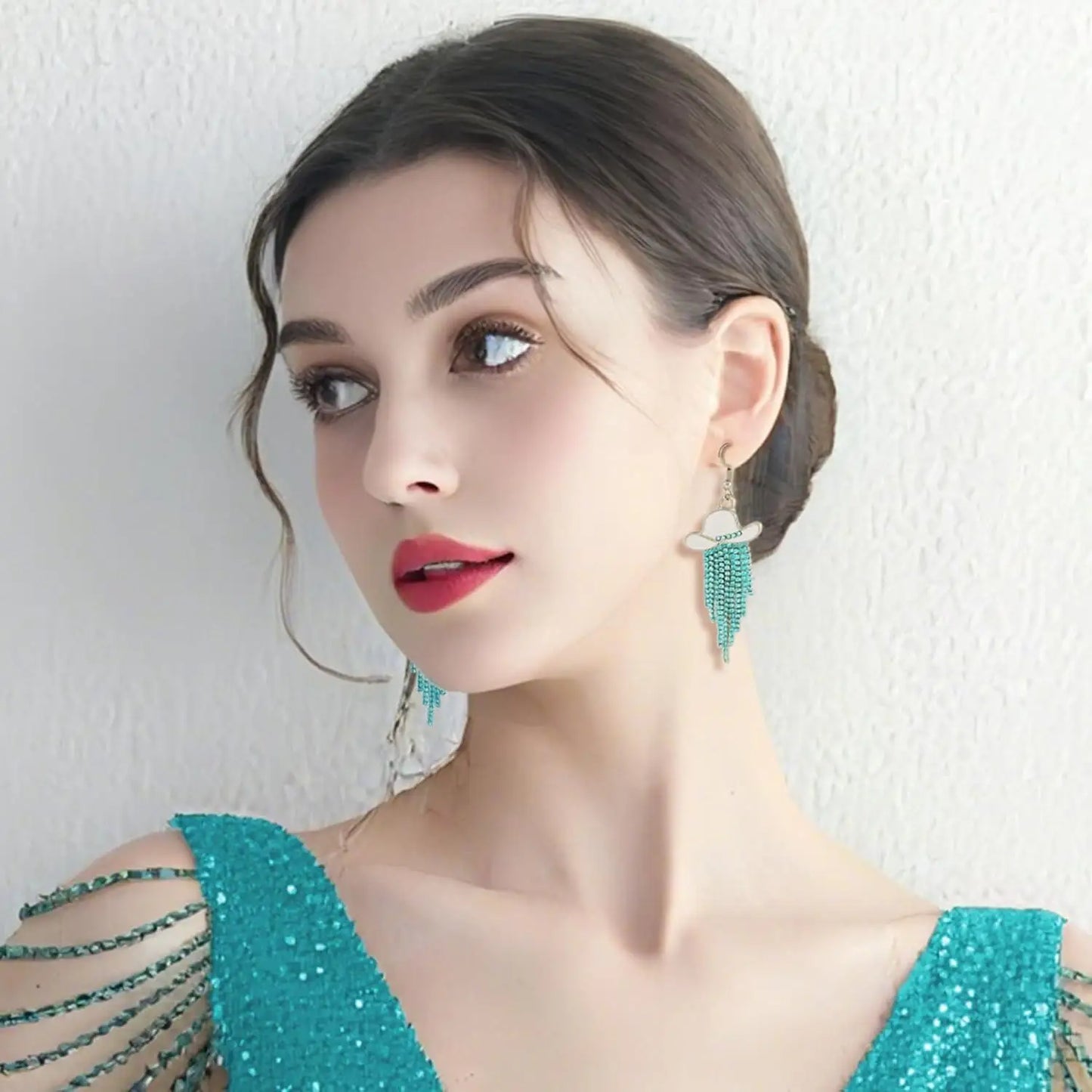 Boucles d'oreilles pendantes de cowgirl de l'Ouest, Chapeau en émail, Pendentif à pompon strass scintillant, Bijoux pour femmes pour bal, concerts country, rodéo, cow-boy