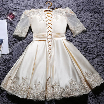 Élégantes robes de soirée épaules dénudées courtes en satin ligne A robe de cocktail avec demi-manches robe de soirée robes de bal