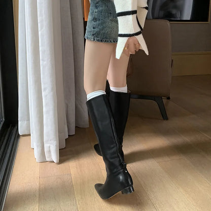 Arden Furtado 2025 Automne Bottes d'équitation en cuir de vachette, bout carré, sans lacets, talon bas, bottes hautes, bottes ajustées rétro marron pour femmes