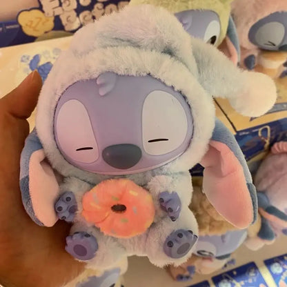 Plein d'amusement Même si Stitch a sommeil, il veut quand même croquer dans la peluche en vinyle de la boîte surprise Stitch.