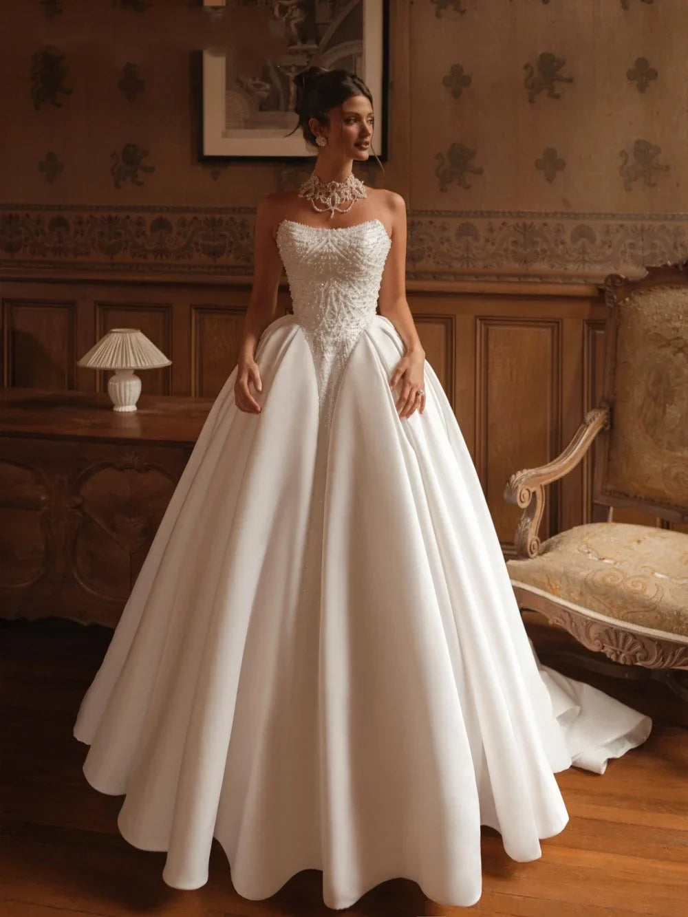 Robe de mariée bustier élégante en perles, Robe de bal de princesse délicate pour femmes, avec boutons dans le dos, traîne chapelle, sur mesure