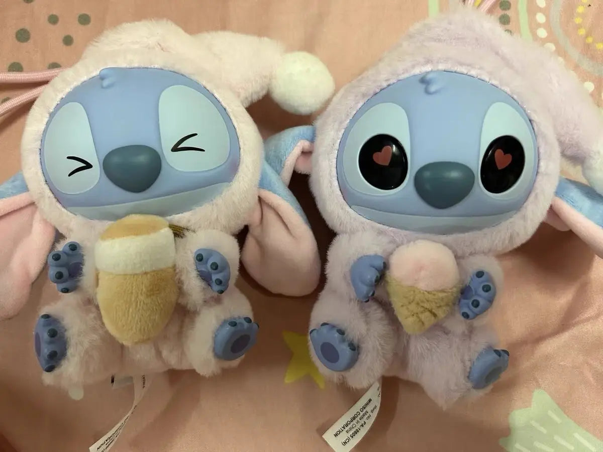 Plein d'amusement Même si Stitch a sommeil, il veut quand même croquer dans la peluche en vinyle de la boîte surprise Stitch.