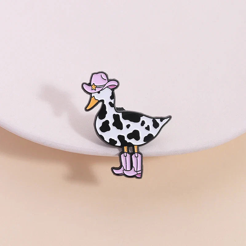 Broche en émail de canard de vache rose, bottes de Cowboy de canard occidental, broche d'animal d'oie idiot, Badge de revers, bijoux amusants, cadeau pour amis