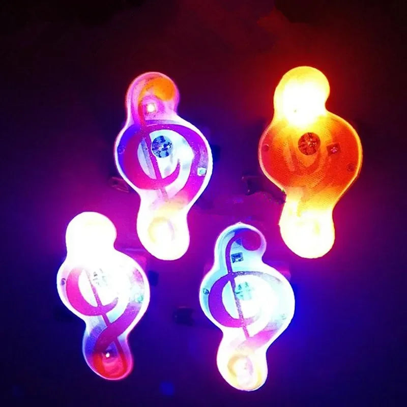25pcs Broche Lumineux LED Clignotant Amour Fête Dessin Animé Badge Lumineux Cadeau Cosplay Noël Mariage Festival Halloween