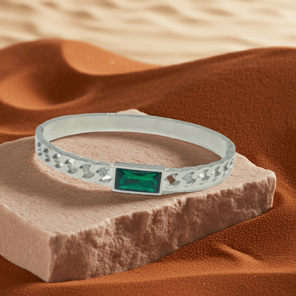 Bracelet rigide en argent avec une pierre d'émeraude