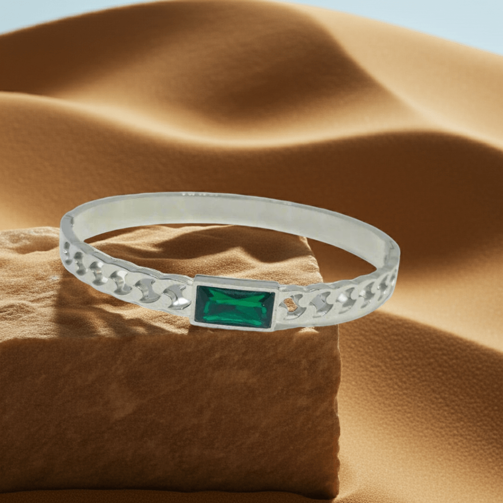 Bracelet rigide en argent avec une pierre d'émeraude