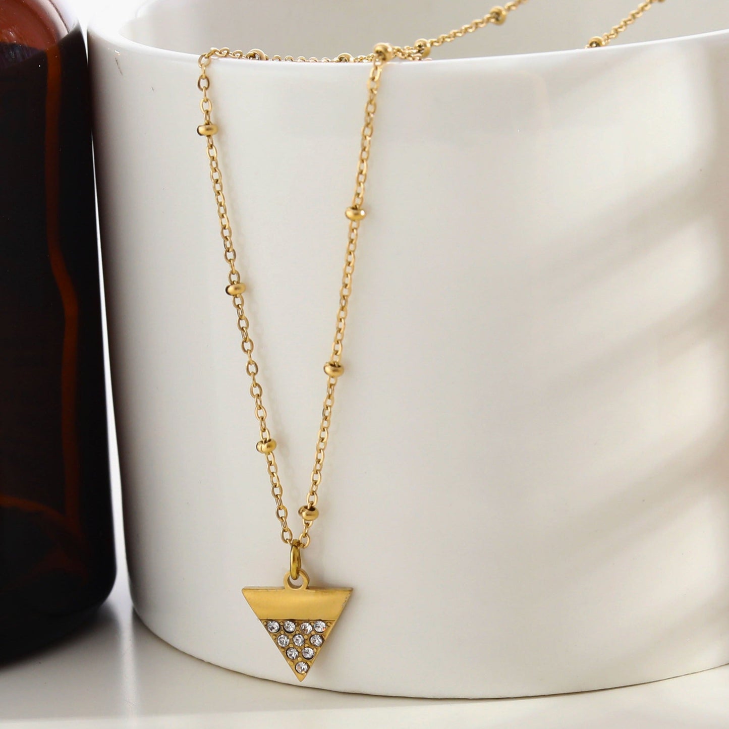Collier chaîne perlée URIKA avec pendentif triangle pavé de zircons dorés