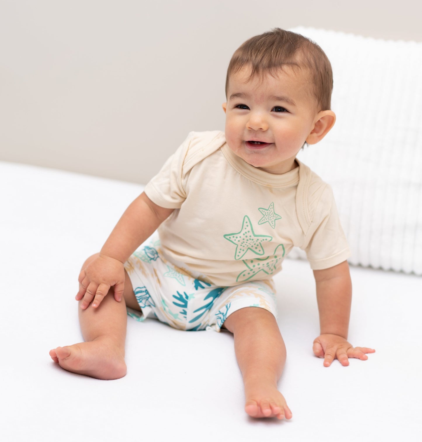 Ensemble body à manches courtes et short en bambou (sable doux/imprimé récif)