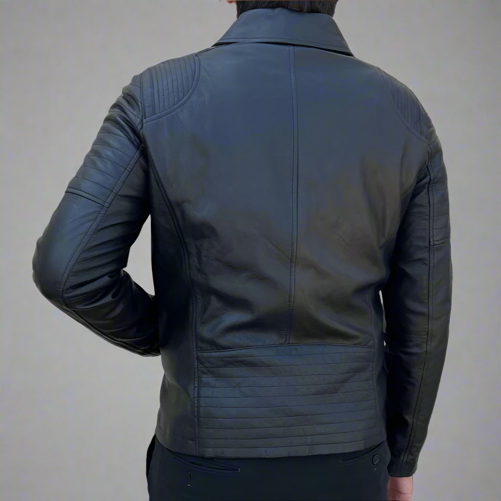 Veste en cuir de mouton pour homme. Modèle classique avec épaules matelassées et 2 poches.