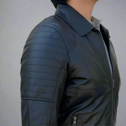 Veste en cuir de mouton pour homme. Modèle classique avec épaules matelassées et 2 poches.