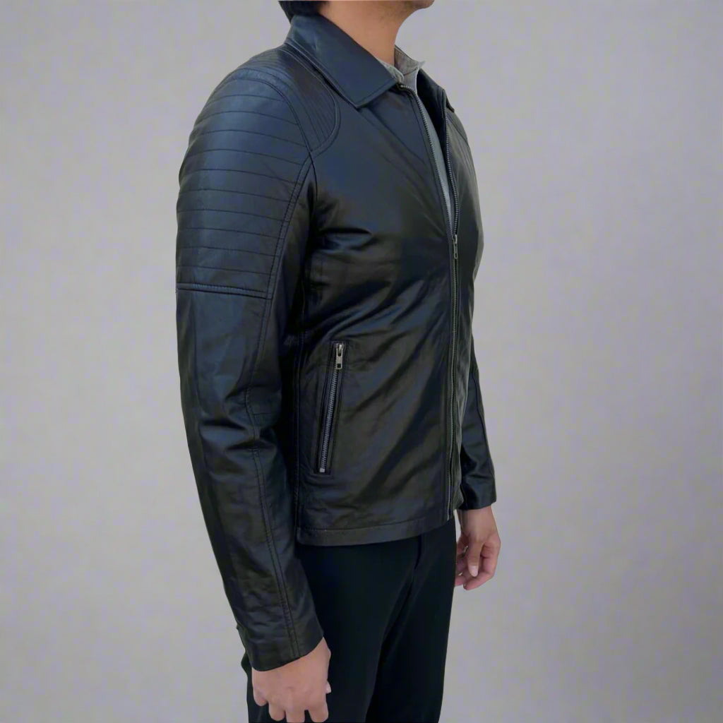 Veste en cuir de mouton pour homme. Modèle classique avec épaules matelassées et 2 poches.