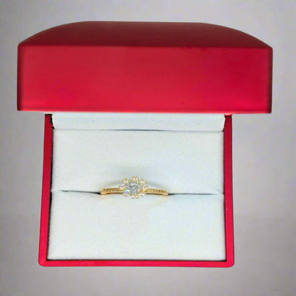 Bague en pierre claire dorée