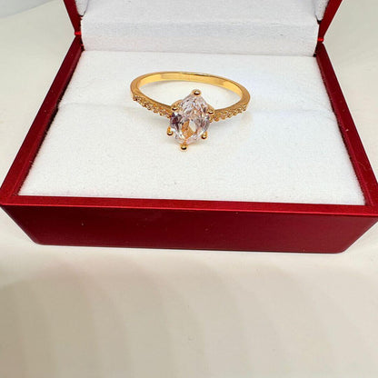 Bague en pierre claire dorée