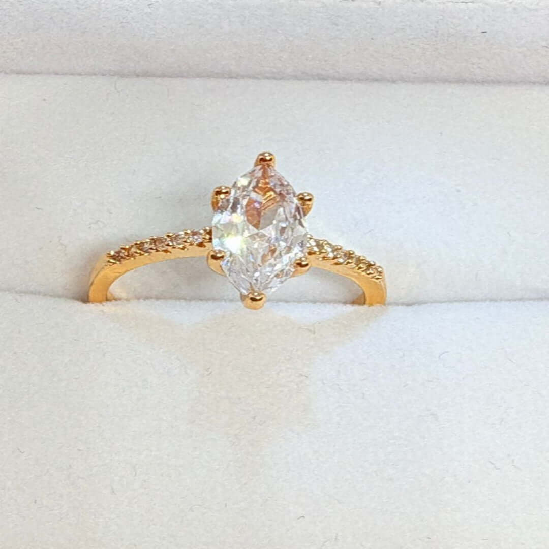 Bague en pierre claire dorée