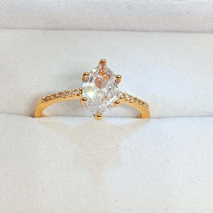 Bague en pierre claire dorée