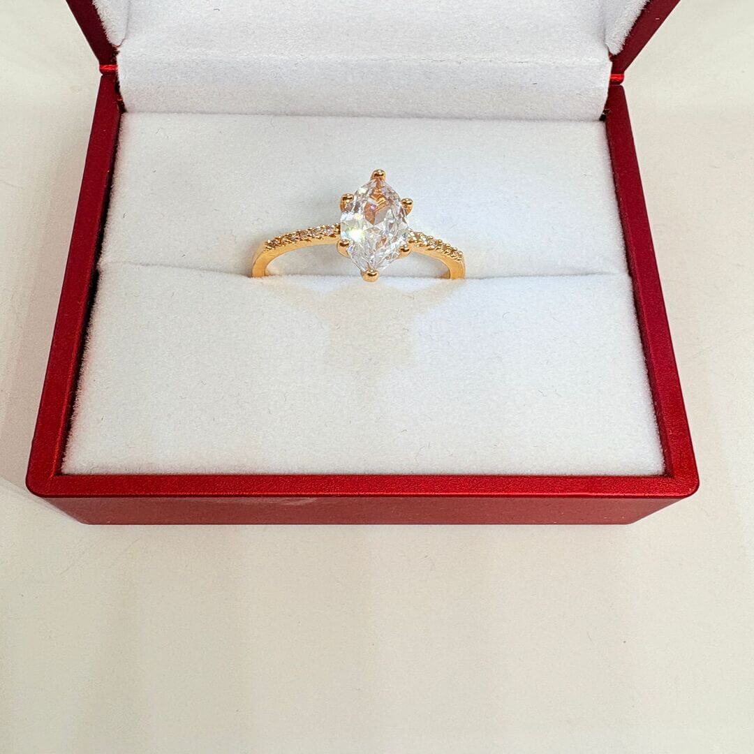 Bague en pierre claire dorée
