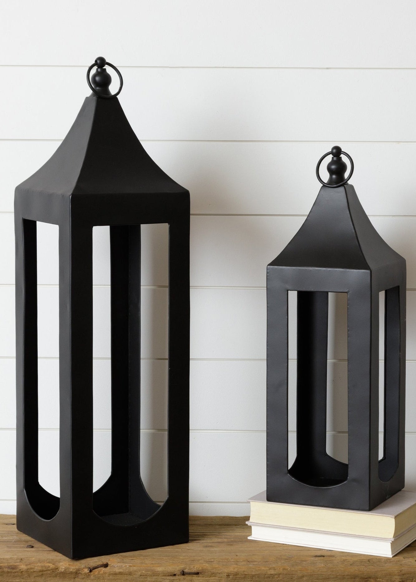 Black Lanterns, Set of 2 (Winter '25 Add-On)