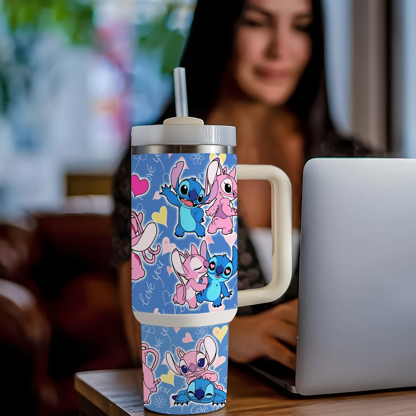 Gobelet isotherme Disney Stitch & Angel 40oz avec poignée - Acier inoxydable, garde les boissons chaudes ou froides, comprend une paille - Cadeau parfait pour la Saint-Valentin pour la famille et les amis