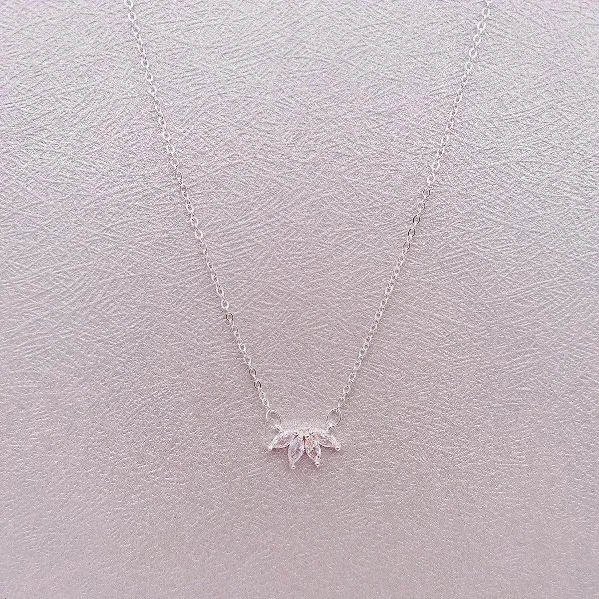 Bijoux Fantaisie Minimalistes Collier Fleur Brillante pour Femmes Filles, Pendentif Fleur de Lotus, Bijou de Fête, Cadeau d'Anniversaire pour Femme