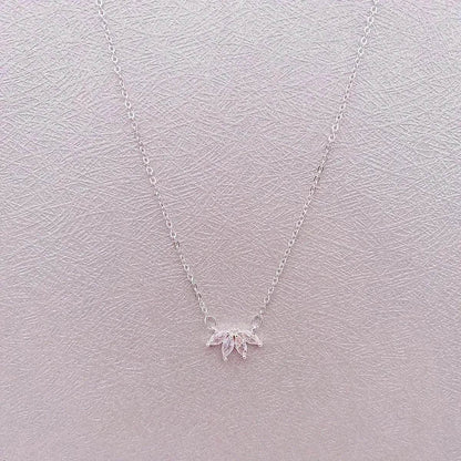 Bijoux Fantaisie Minimalistes Collier Fleur Brillante pour Femmes Filles, Pendentif Fleur de Lotus, Bijou de Fête, Cadeau d'Anniversaire pour Femme