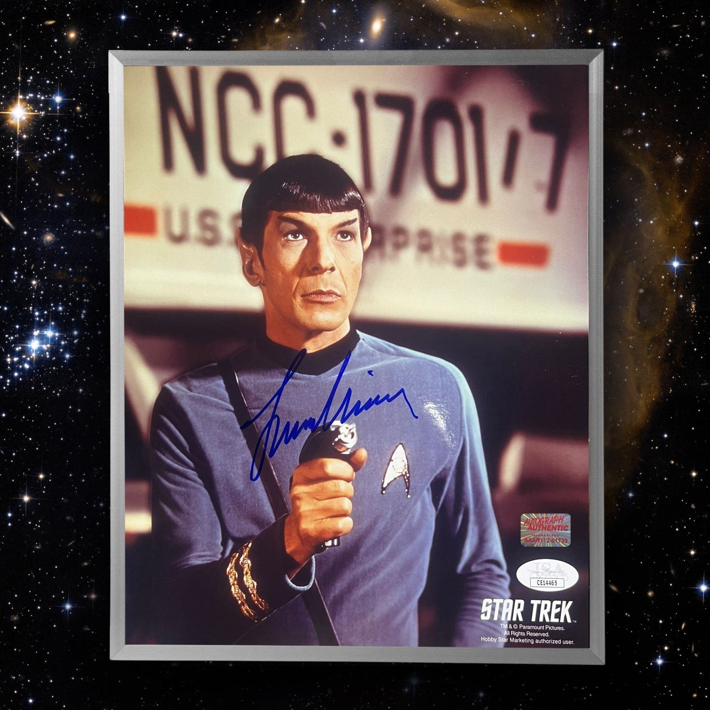 PHOTO STAR TREK AUTOGRAPHEE LEONARD NIMOY - SPOCK AVEC PHASER 8X10
